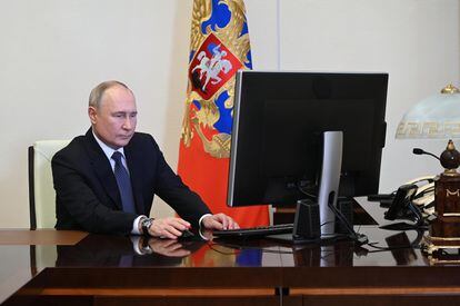 Russian President Vladimir Putin votes in an office at the Novo-Ogaryovo residence, near Moscow, this Friday. 