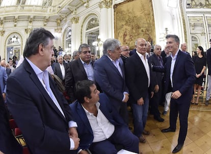 El presidente de Argentina, Mauricio Macri, se acerca a saludar a sindicalistas el pasado jueves tras anunciar una rebaja tributaria.