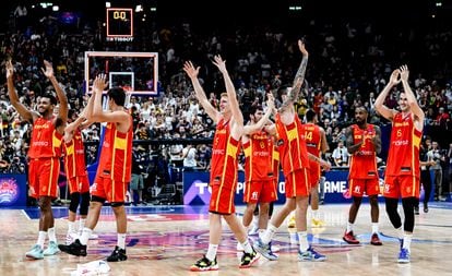 Los jugadores de España celebran la victoria contra Alemania en las semifinales del Eurobasket este viernes.