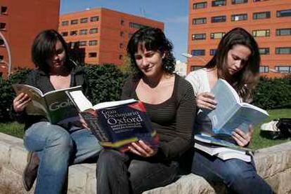 Alumnas con manuales de inglés en el campus la Universidad de Valencia.