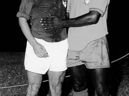 Amancio y Pelé, en el partido de la selección de la FIFA contra Brasil.