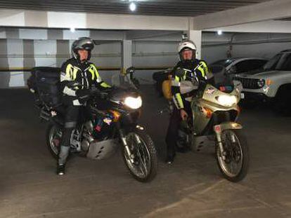 A la dreta, Rino, després d'arribar amb moto a Curitiba, el 4 de desembre.