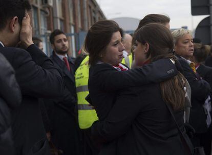 Trabajadores del aeropuerto de Bruselas se abrazan tras los ataques de este martes.