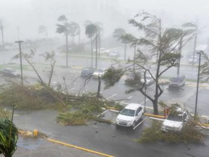El ciclón atraviesa la isla con vientos de más de 200 km/h y lluvias torrenciales dejando un muerto y  daños severos , según el Gobierno