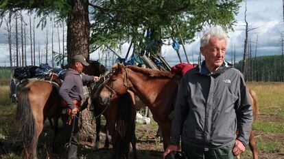 Colin Thubron, en Mongolia durante la primera etapa de su viaje siguiendo el río Amur.