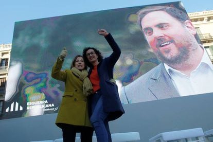 Carme Forcadell y Marta Rovira, con Oriol Junqueras en la pantalla, durante un acto el año pasado.