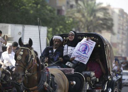 Una seguidora hace campa&ntilde;a por Al Sisi este s&aacute;bado en El Cairo. 