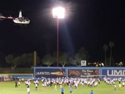 Los aficionados de Las Vegas Lights a la espera de que arrojen dinero desde el helicóptero.