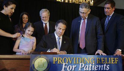 El gobernador de Nueva York, Andrew Cuomo, firma la nueva ley.