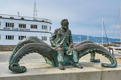 Una escultura de Julio Verne frente al club náutico de Vigo.