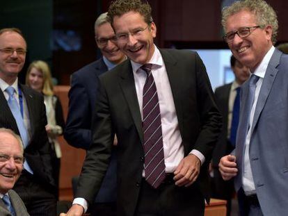 Wolfgang Schauble, con el presidente del Eurogrupo, Jeroen Dijsselbloem y el ministro de Finanzas luxemburgu&eacute;s, Pierre Gramegna.