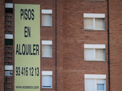 Anuncio de alquiler de pisos en un edificio de Barcelona, el pasado 19 de enero.