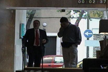 Eduardo Tamayo (izquierda) sale del hotel AC Los Vascos el 11 de junio de 2003. A su lado, el escolta.