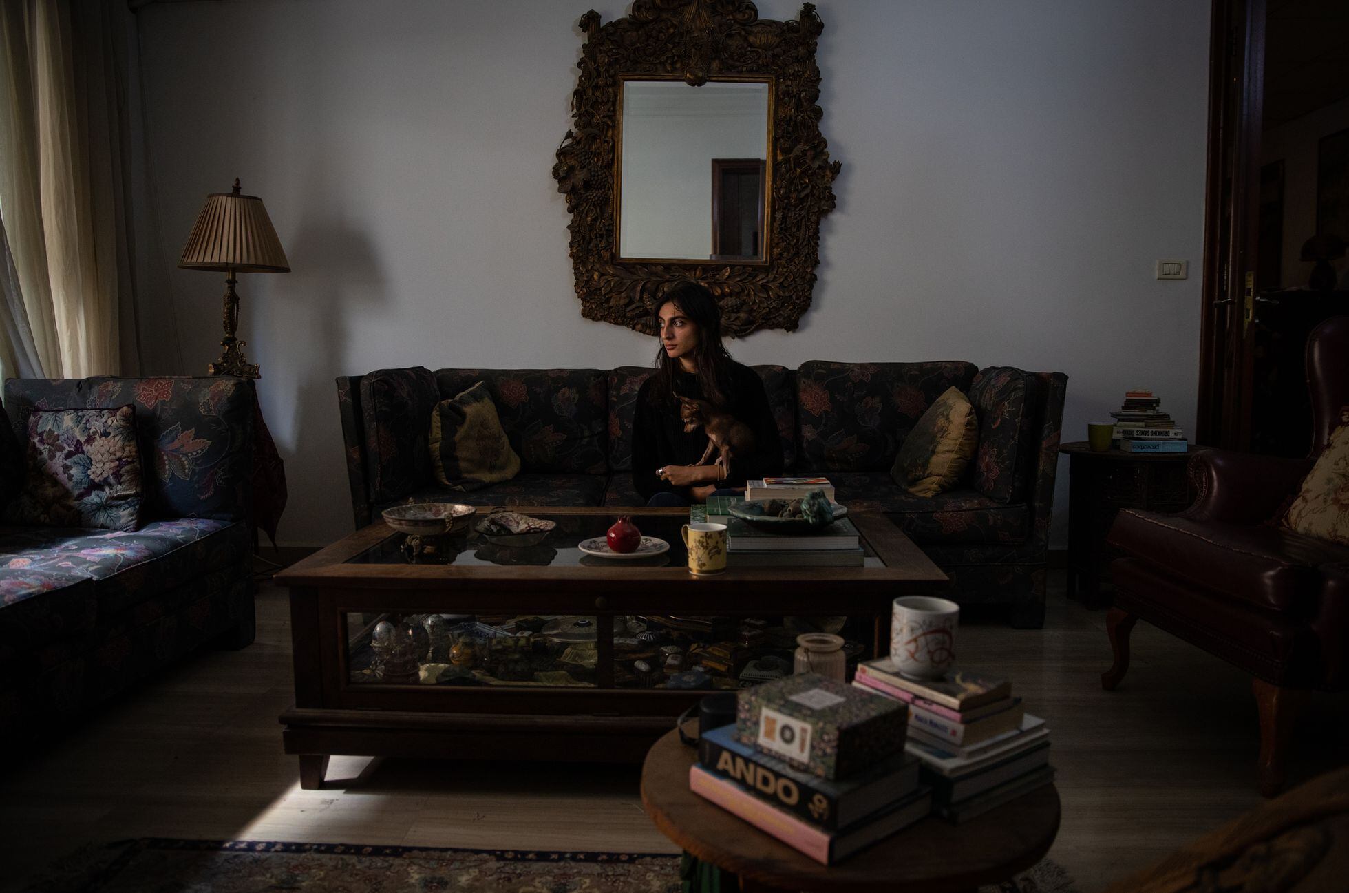 Joseé-Kim Arbajian, con su perro, Izzy, en el salón de su apartamento.