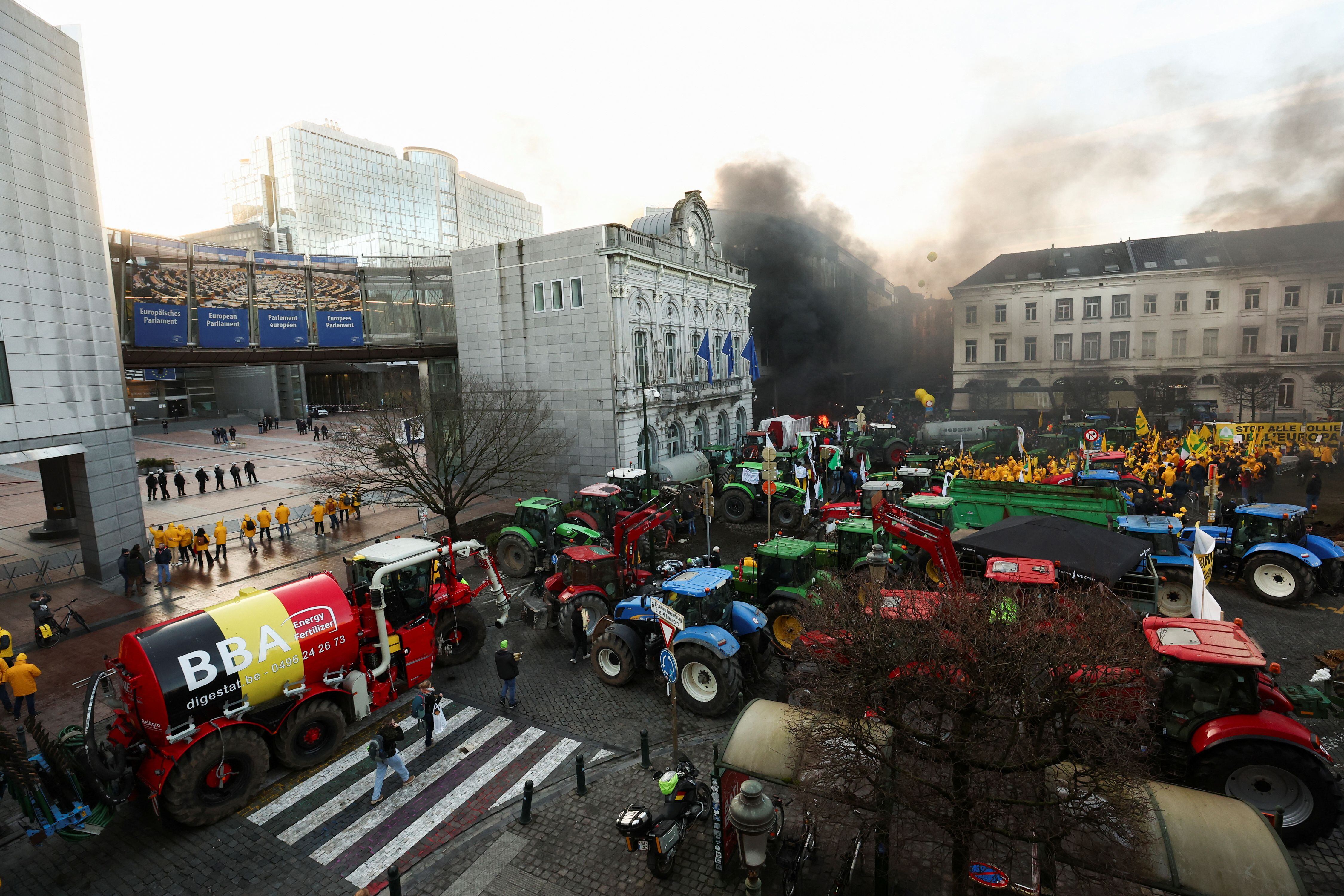 Agricultores europeos protestan ante la sede de la Unión Europea, este jueves en Bruselas. 