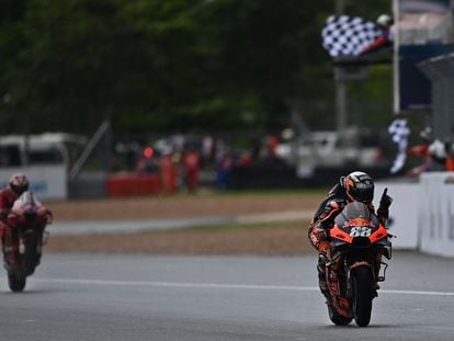 Miguel Oliveira curza la meta por delante de Jack Miller durante el GP de Tailandia este domingo.