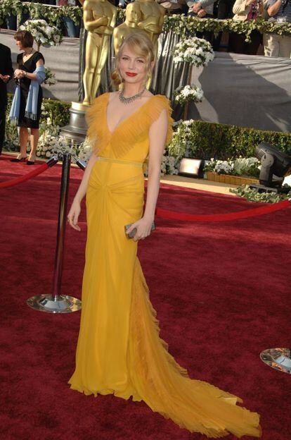 Michelle Williams, nominada a mejor actriz de reparto por 'Brokeback mountain' en 2006, con un llamativo vestido amarillo de Vera Wang.