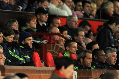 Torres (izquierda), sentado en el banquillo durante el segundo tiempo tras ser sustituido por Drogba. Tampoco esta noche el de Fuenlabrada ha conseguido acabar con su sequía de goles.