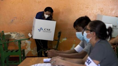 Una mujer vota el 7 de noviembre de 2021 en Managua (Nicaragua).