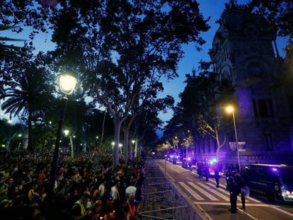 Manifestantes se reúnen esta noche frente al Tribunal Superior de Justicia de Cataluña.