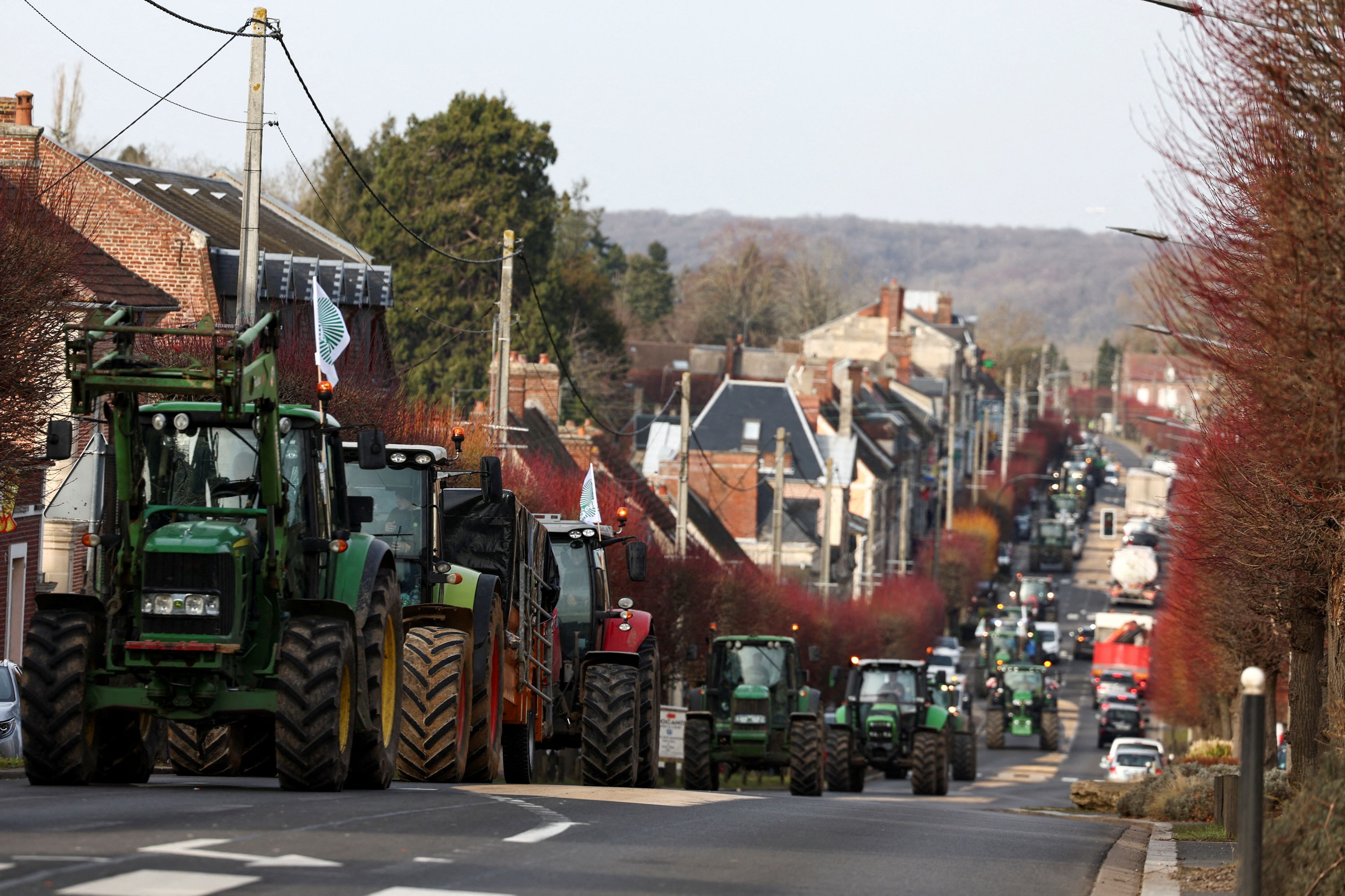 Una caravana de tractores a su paso por Noailles (Francia), este lunes.
