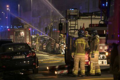 Los bomberos rescataron a varias personas que se habían refugiado en el tejado mientras que otras se tiraron por las ventanas para escapar. En la imagen, los bomberos intentan sofocar el incendio, anoche.