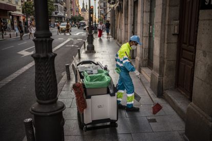Un trabajador de la limpieza en el centro de Madrid.