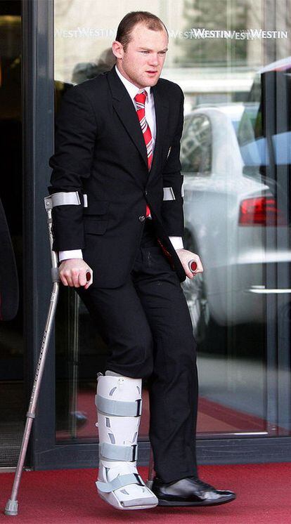 Wayne Rooney abandona el hotel del Manchester en Múnich.