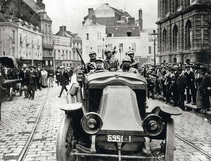 Soldados franceses en taxis confiscados en París hacia el frente de la batalla del Marne durante la I Guerra Mundial.