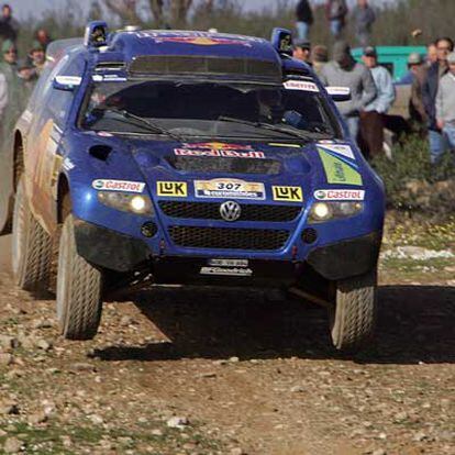 Carlos Sainz, atravesando con su coche uno de los tramos de la etapa de ayer.