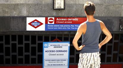 Un usuario observa un acceso cerrado en Tirso de Molina.