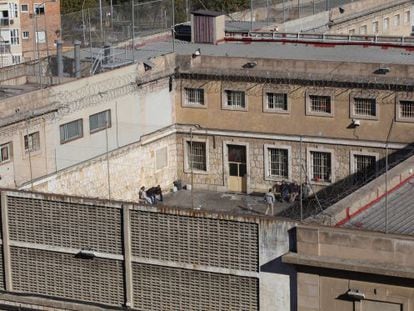 Els últims reclusos, al pati de la presó de Tarragona.