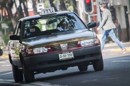 Un Tsuru convertido en taxi de la Ciudad de M&eacute;xico.