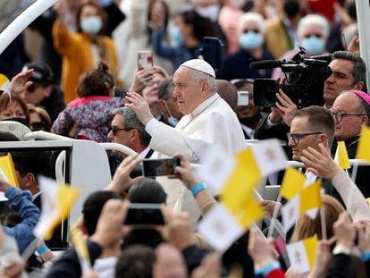 El papa Francisco saluda a la multitud que se ha congregado para recibirle, este domingo en Floriana (Malta).