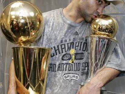Tony Parker, en 2007, con el trofeo de campeón de la NBA y de mejor jugador de las finales