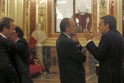 José Luis Rodríguez Zapatero habla con el portavoz de ERC, Joan Ridao, ayer en el Congreso.