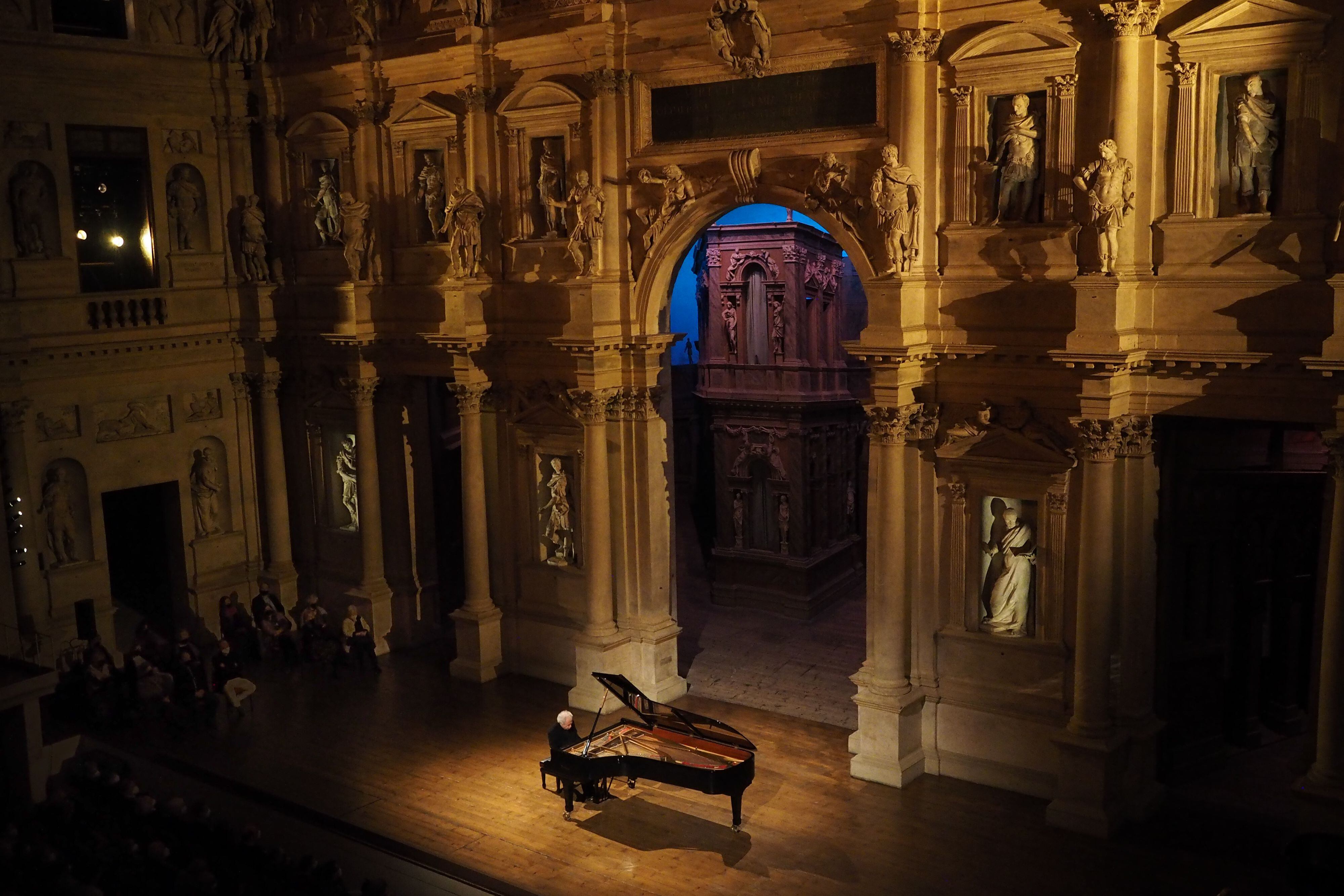 András Schiff durante el recital inaugural ofrecido en el Teatro Olimpico diseñado por Palladio.