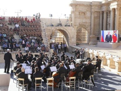 La Orquesta del Teatro Mariinsky de Rusia durante un concierto en el anfiteatro de Palmira (Siria). 