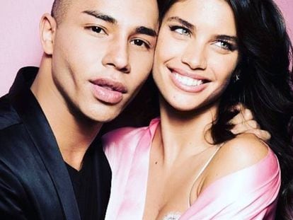 Olivier Rousteing, director creativo de Balmain, y la modelo de Victoria&#039;s Secret Sara Sampaio.