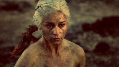 En el final de la primera temporada, Daenerys pone en la pira funeraria de Drogo los tres huevos de dragón que le regalaron y decide quemarse con ellos ante el miedo de Mormont. “Yo soy Daenerys de la Tormenta, de la casa Targaryen, de la sangre de la antigua Valyria, soy la hija del dragón, y os juro que a todos los que os hagan daño, los escucharéis gritar”, dice justo antes de meterse en el fuego mientras ejecuta a la bruja Mirri Maz Duur (que mata a su hijo porque según su profecía, destruirá ciudades quemándolas), que grita entre las llamas. Al amanecer, entre los restos de la hoguera, aparece ella, desnuda, renacida. Con sus tres pequeños dragones, a los que tratará como hijos toda la serie. Ante ella se postran Jorah y los dothrakis. En este capítulo se cuenta la historia de Aerys Targaryen y cómo intentó volar por los aires Desembarco del Rey...