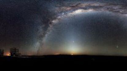 La Vía Láctea en el cielo del observatorio de Paranal (Chile).