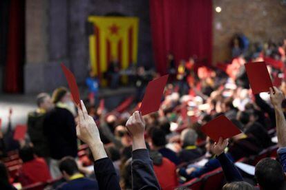 El consell polític de la CUP, durant la seva reunió a Cervera (Lleida), per decidir si facilita la investidura del candidat de JxCat, Quim Torra.