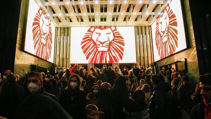 Salida del público del musical 'El Rey León', en el teatro Lope de Vega, en la Gran Vía de Madrid.