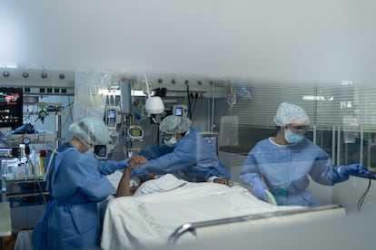 Varios sanitarios atienden a un paciente con covid en el Hospital Clínic de Barcelona.