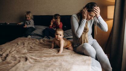 El modelo del padre ausente proveedor sigue vivo, pero va desplazándose por uno nuevo: padre ausente proveedor más madre ausente proveedora.