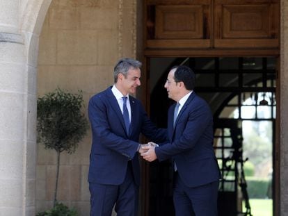 El primer ministro griego, Kyriakos Mitsotakis, y el presidente de Chipre, Nikos Christodoulides, se saludan en el palacio presidencial de Nicosia, el 31 de julio.