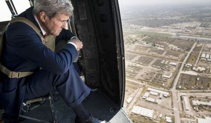 Kerry observa Bagdad desde un helic&oacute;ptero estadounidense.