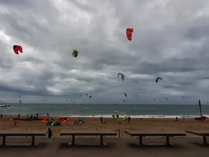 La playa de Barcelona, en una mañana de temporal.