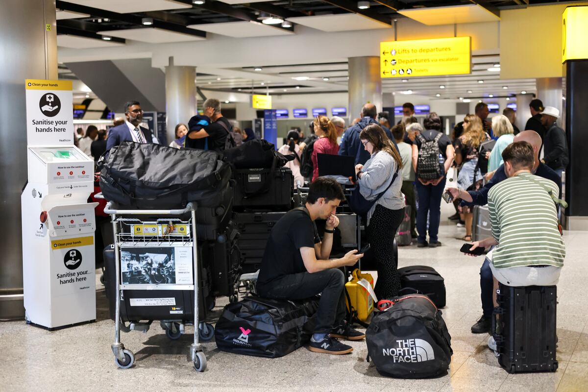 Um problema técnico no tráfego aéreo do Reino Unido provoca atrasos em centenas de voos |  Economia