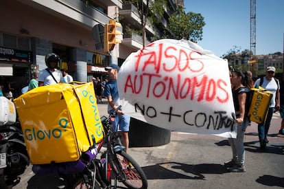 Protesta de trabajadores de Glovo frente a la Sagrada Familia.